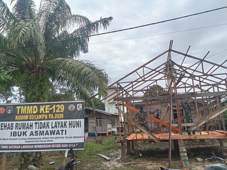 Hari Ke Empat TMMD Ke-129 Kodim 0313/KPR, Pembangunan Rumah Tembus 25 Persen Dan  Ibu Asmawati Terharu   