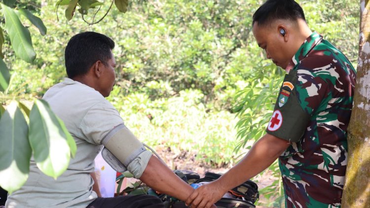 Sentuh Masyarakat Pesisir, Tim Kesehatan TMMD Ke-129 Kodim 0313/KPR Lakukan Pemeriksaan Kesehatan Warga
