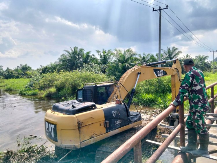 Rancang Tumpuan Gambangan, Satgas Tmmd Kodim 0313/KPR Siapkan Perlintasan Alat Berat di Jembatan T. Tahal"   