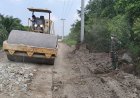 ​Tutup Jalan Berlubang dan Merapikan Bahu Jalan, Satgas TMMD ke-129 Kodim 0313/KPR Dipacu Hingga Jembatan T. Tahal