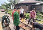 Perkuat Kemanunggalan TNI dan Rakyat, Satgas TMMD ke-129 Kodim 0313/KPR dan Warga Gotong Royong Perbaiki Jembatan jalan Desa