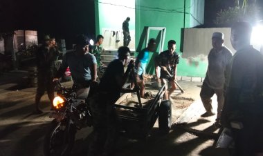 Tak Kenal Lelah Kejar Target, Satgas TMMD ke-129 Kodim 0313/KPR Lembur Malam Rehab MCK Masjid Nurul Ikhsan