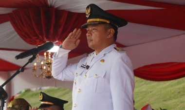 Wabup Husni Tamrin Pimpin Upacara Penurunan Bendera HUT ke-81 RI di Pelalawan