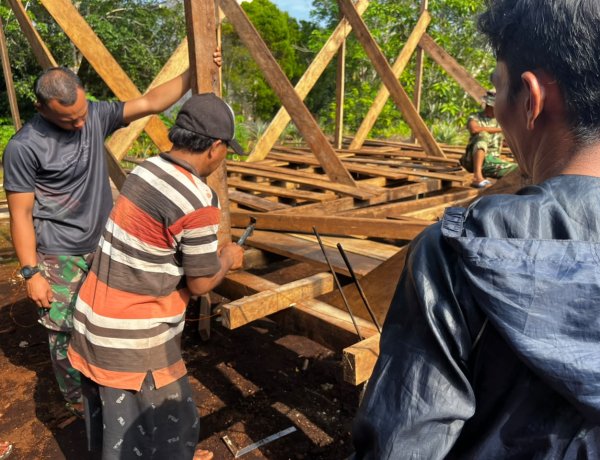 Kembali Lanjutkan Pekerjaan, Satgas TMMD Ke-129 Kodim 0313/KPR Geber Pembangunan Rumah Bapak Diasan di Desa Parit Baru
