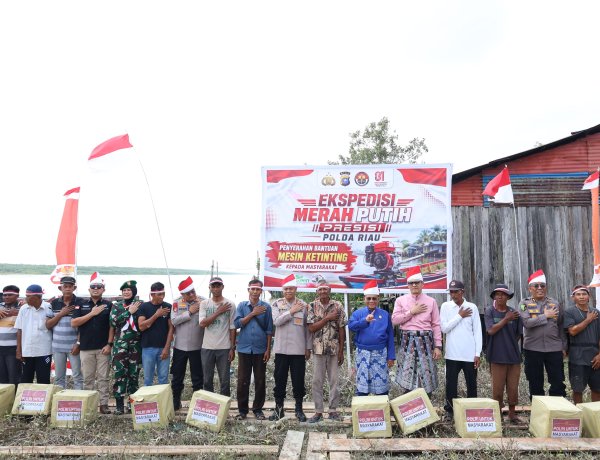 Polda Riau Tanam 810 Mangrove dan Salurkan Bantuan di Sinaboi