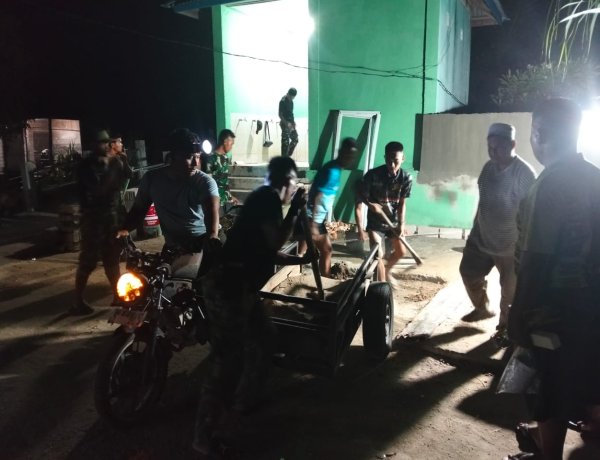 Tak Kenal Lelah Kejar Target, Satgas TMMD ke-129 Kodim 0313/KPR Lembur Malam Rehab MCK Masjid Nurul Ikhsan