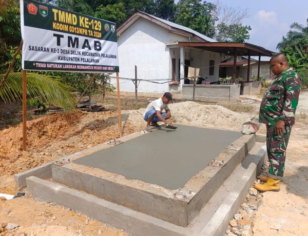 Wujudkan Program TMAB, Satgas TMMD ke-129 Kodim 0313/KPR Rampungkan Pengecoran Lantai Fondasi di Pelalawan