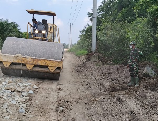 ​Tutup Jalan Berlubang dan Merapikan Bahu Jalan, Satgas TMMD ke-129 Kodim 0313/KPR Dipacu Hingga Jembatan T. Tahal