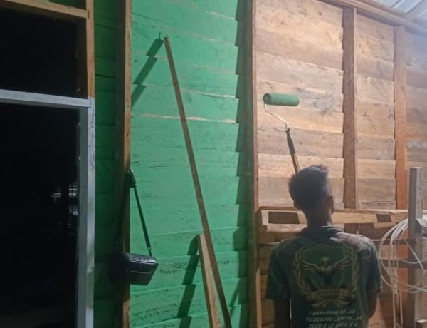 Kejar Target TMMD ke-129, Satgas Kodim 0313/KPR 'Serbu' Lembur Pengerjaan Rumah Ibu Timah Pada Malam Hari