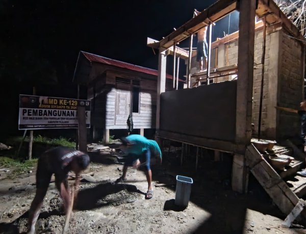Semangat Gotong Royong Menerobos Malam, Pembangunan MCK Dusun 1 Terus Dipacu Satgas TMMD Ke 129 Kodim 0313/KPR