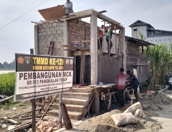 Kejar Target Penutupan TMMD ke-129, Satgas Kodim 0313/KPR Kebut Pembangunan MCK SD 013 Pangkalan Terap   