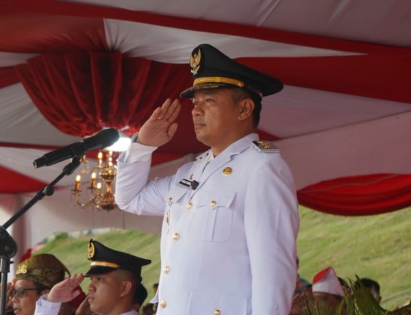 Wabup Husni Tamrin Pimpin Upacara Penurunan Bendera HUT ke-81 RI di Pelalawan