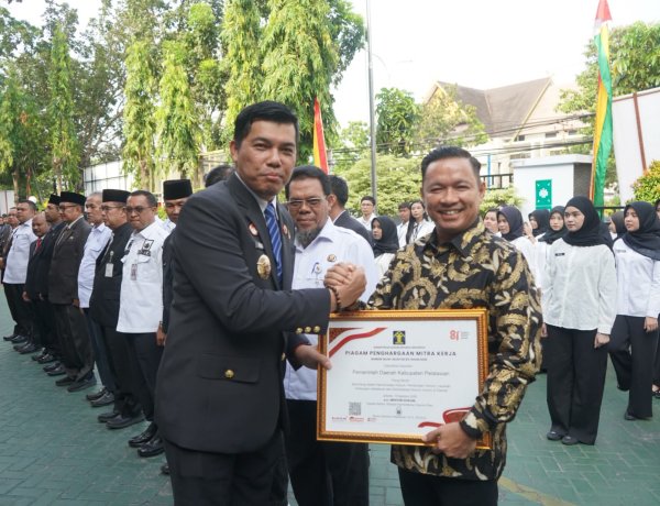 Di Hari Pengayoman ke-81, Wabup Husni Tamrin Terima Penghargaan Mitra Kerja Dari Kemenkumham Untuk Pemkab Pelalawan