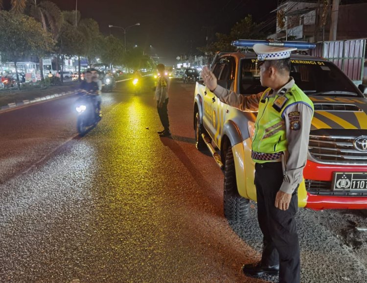Polsek Pangkalan Kerinci Gelar Patroli Blue Light Kamseltibcar Lantas untuk Antisipasi Gangguan Kamtibmas