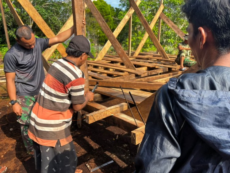 Kembali Lanjutkan Pekerjaan, Satgas TMMD Ke-129 Kodim 0313/KPR Geber Pembangunan Rumah Bapak Diasan di Desa Parit Baru