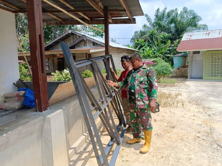 Sasaran Ketiga TMMD Ke-129, Babinsa Koramil 03/Bunut Dampingi Pembuatan Pondasi Tower Air Bersih di Desa Delik