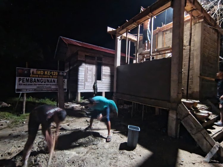 Semangat Gotong Royong Menerobos Malam, Pembangunan MCK Dusun 1 Terus Dipacu Satgas TMMD Ke 129 Kodim 0313/KPR