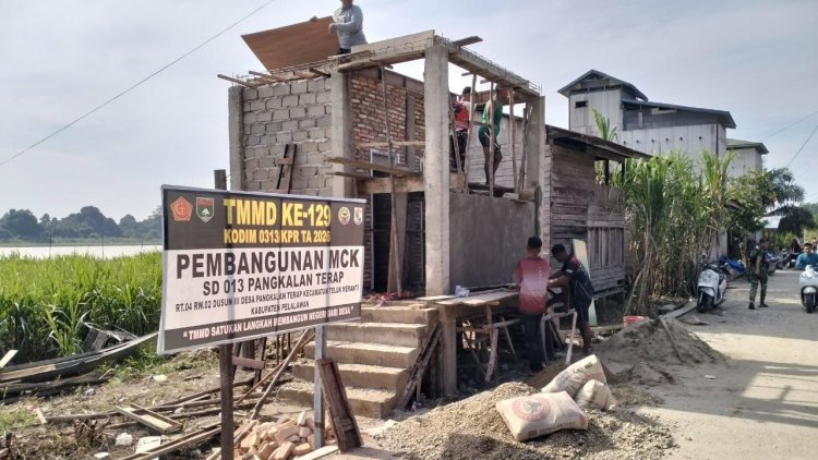 Kejar Target Penutupan TMMD ke-129, Satgas Kodim 0313/KPR Kebut Pembangunan MCK SD 013 Pangkalan Terap   