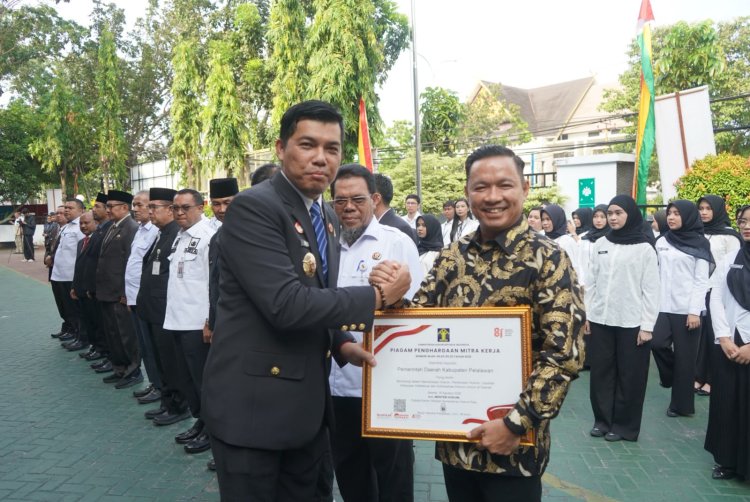 Di Hari Pengayoman ke-81, Wabup Husni Tamrin Terima Penghargaan Mitra Kerja Dari Kemenkumham Untuk Pemkab Pelalawan